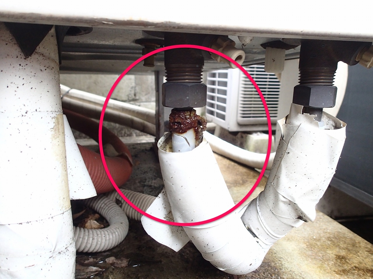 電気温水器　アダプター配管割れる　水漏れ